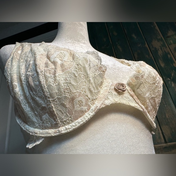 Vintage Victorias Secret
Cream Lace Bra size 36D - Picture 11 of 16